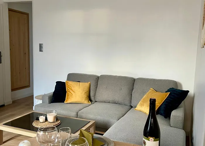 Cosy Proche Commerces Et Naval Group